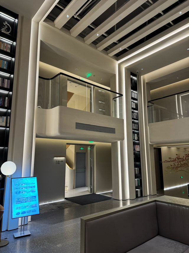 🏢 Hotel with Small entrance