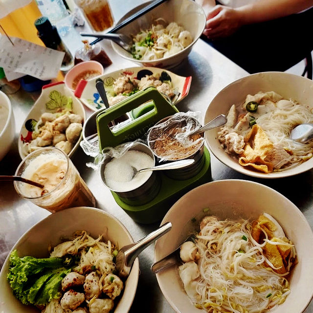 泰國曼谷 不經意的美味船麵 Zaew Noodle แซว ก๋วยเตี๋ยวลูกชิ้นปลา