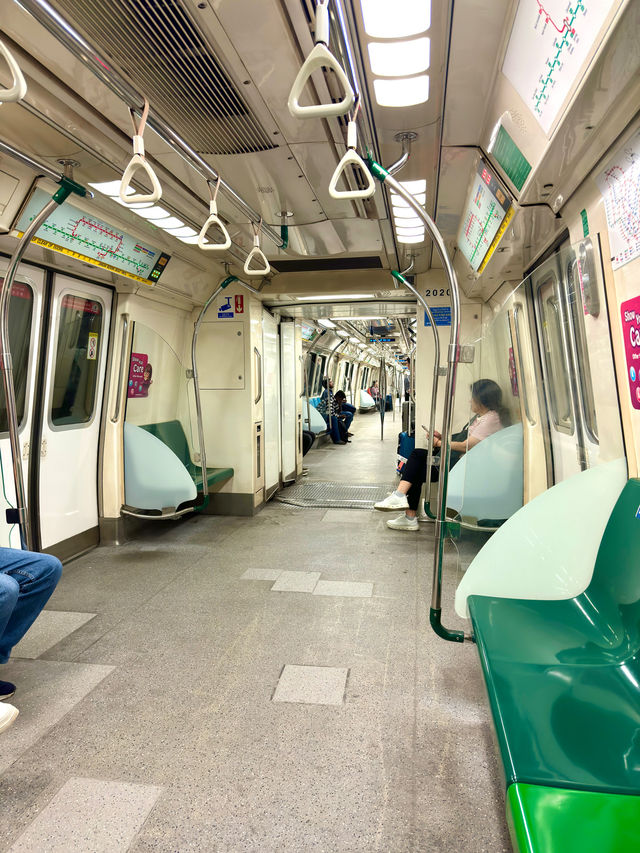 シンガポール　シンガポール観光　MRTチャンギエアポート駅は大きくて綺麗だぞ！