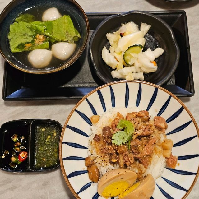 ร้านอาหารรางวัลมิชลินไกด์ 老品The Pinn