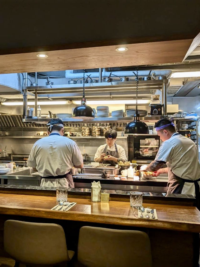 藍色大門後的時髦餐酒館「Bottless 非瓶」