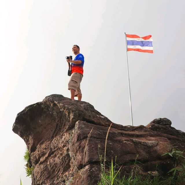 เดินป่าหน้าฝน ลานหินปุ่ม - ผาชูธง ภูหินร่องกล้า