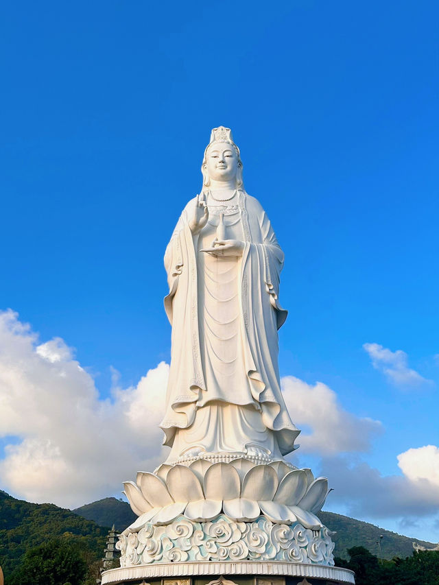 미케비치를 한눈애 내려다 볼 수 있는 영흥사