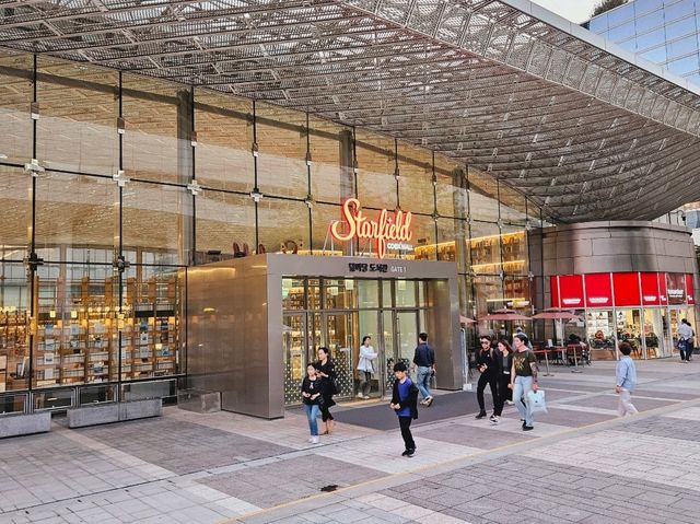 Taking a stroll in Starfield COEX Mall