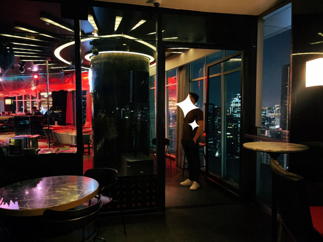 ดื่มด่ำกับวิวสวยๆ ของกรุงเทพ ที่ Blue District Bar