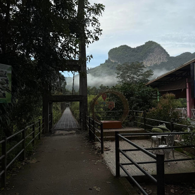 สะพานแขวนเขาเทพพิทักษ์  (เขารูปหัวใจ)