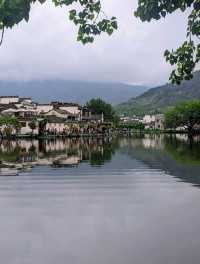 宏村：青山綠水、粉牆黛瓦，宛如山水畫的恬靜古村落。