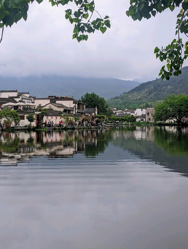 宏村：青山綠水、粉牆黛瓦，宛如山水畫的恬靜古村落。