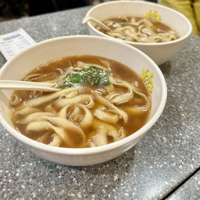 人手現削現煮．山西刀削麵