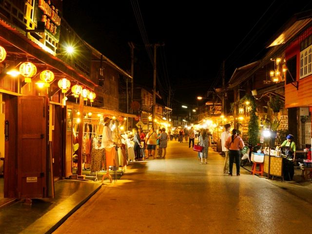 ถนนคนเดินเชียงคาน เดินกิน เที่ยว ตอนกลางคืน 