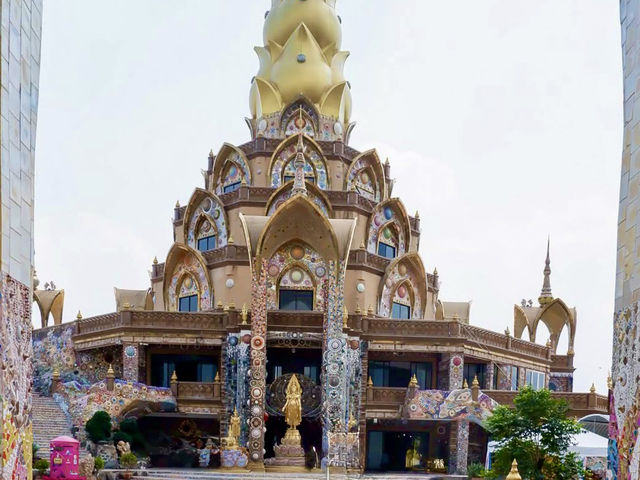 อุโบสถพระพุทธเจ้าองค์ใหญ่ 5 องค์ อยู่ในวัดนี้