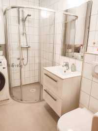 Litla-Hof Guesthouse在寬闊草原上的小木屋
