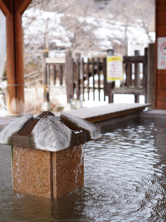 【福島×冬の旅】茅葺き屋根の駅舎 待合室には囲炉裏も・・