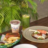 แวะชิลคาเฟ่ริมทะเลสุดฮิตที่ MOONSTo̲̲NE
