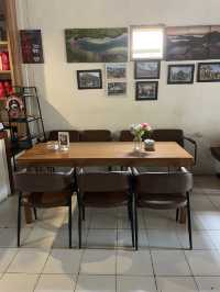 Back 2 Bajo: A Cozy Café for Coffee and Comfort Food in Labuan Bajo ☕🍰 