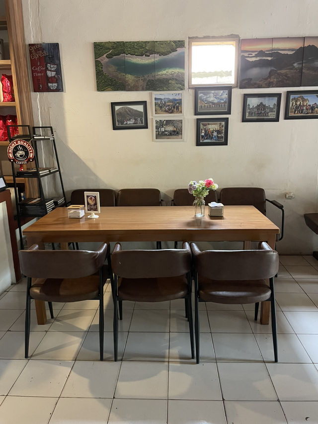 Back 2 Bajo: A Cozy Café for Coffee and Comfort Food in Labuan Bajo ☕🍰 