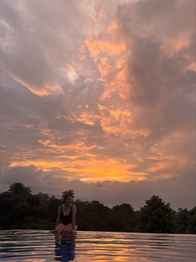 A Poolside Sunset at Hotel Sinar – Like a Dreamy Magazine Cover 🌅🏊