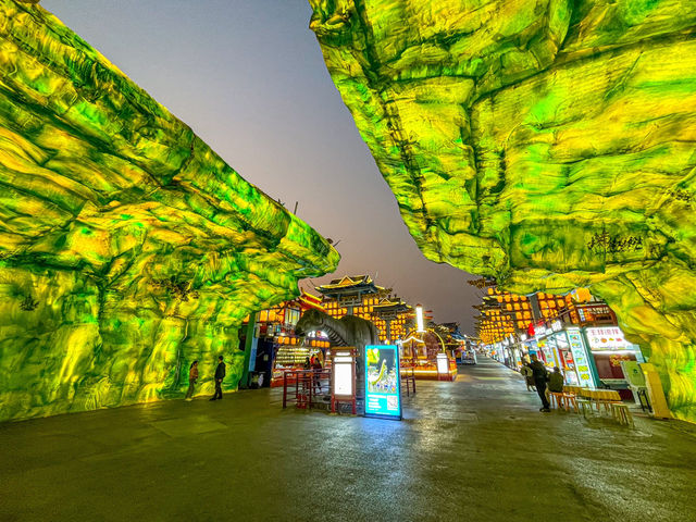 화려한 테마의 야시장 거리..