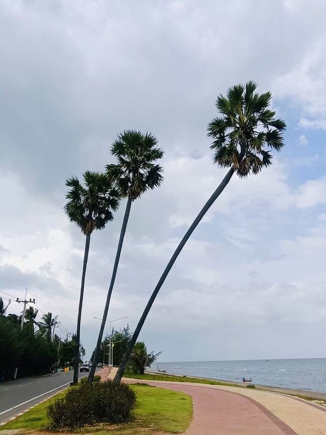 🌴 เที่ยวทะเลปราณบุรี กับชายหาดที่เงียบสงบ