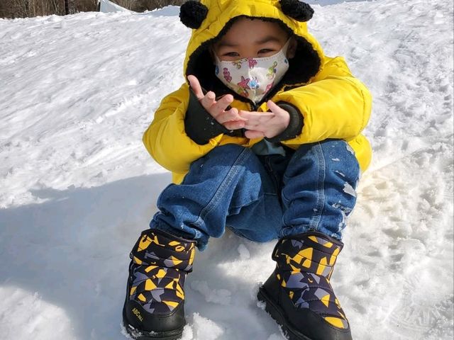 來玉原滑雪場玩雪盆，玩的不亦樂乎