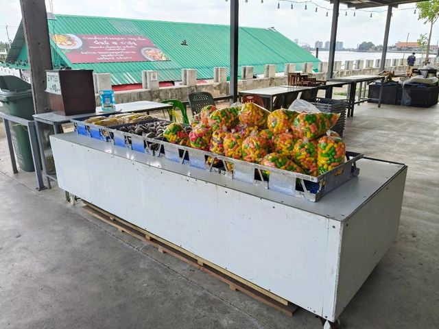 พามาขอพร หลวงพ่อดำ วัดแสงสิริธรรม จังหวัดนนทบุรี