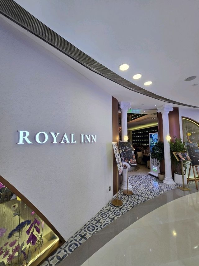 「ROYAL INN法式浪漫打卡聖地！火焰肉眼扒🔥龍蝦湯🦞吸睛又吸Like，銅鑼灣必訪！」