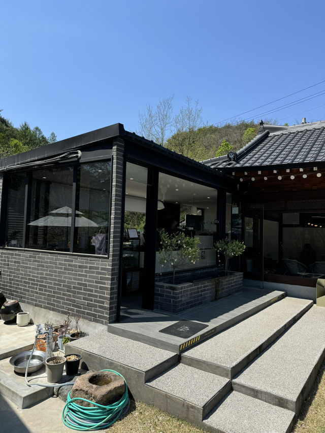 선비의 고장 안동의 멋을 담은 한옥카페 ’서원‘