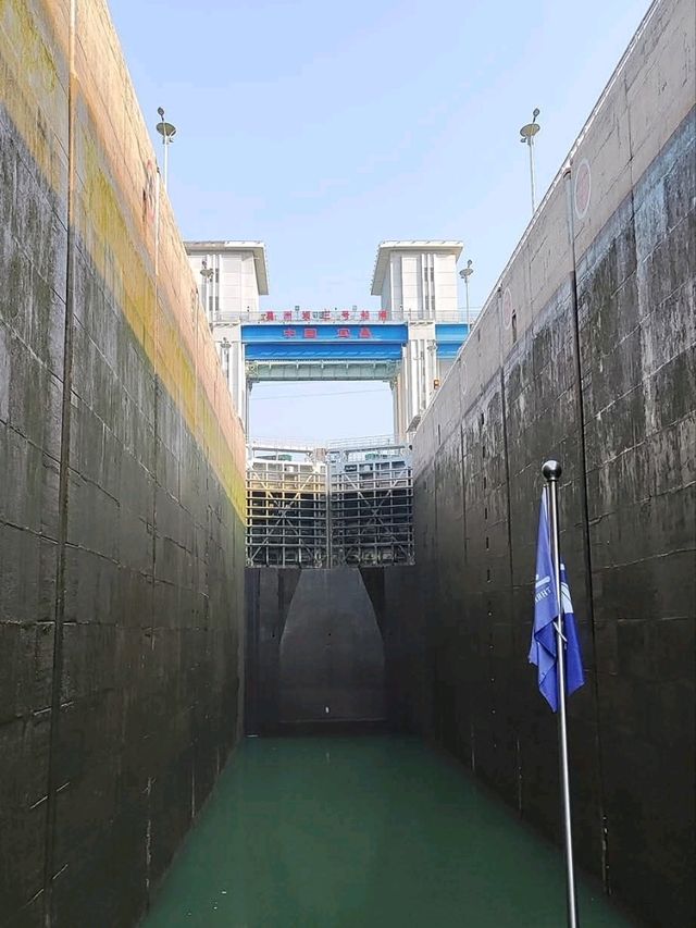 兩壩一峽遊船在葛洲壩體會一下水漲船高的感覺