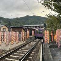 嵐山車站足湯：暖心暖胃的療癒時光，在京都的鐵道秘境享受片刻寧靜！
