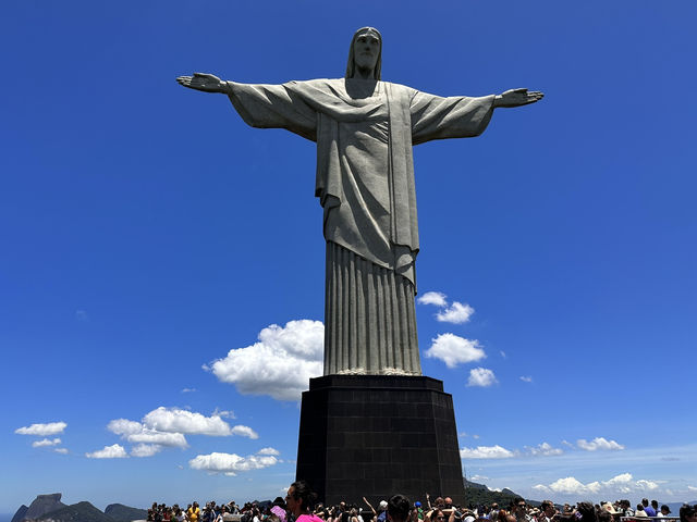 【コルコバードの丘・キリスト像】リオの街を、両手を広げて見守る存在。