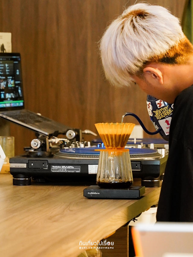 คาเฟ่โชคชัย 4 ที่มีน้องหมาขลุกขลิกสุดน่ารัก 