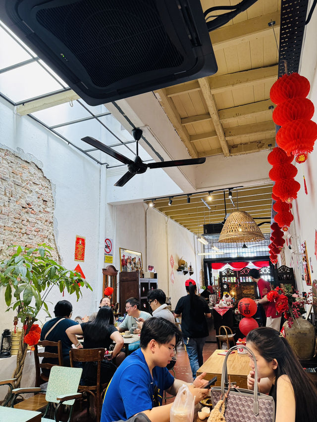 Local Kopitiam Done Right – Loong Fong is a Vibe!
