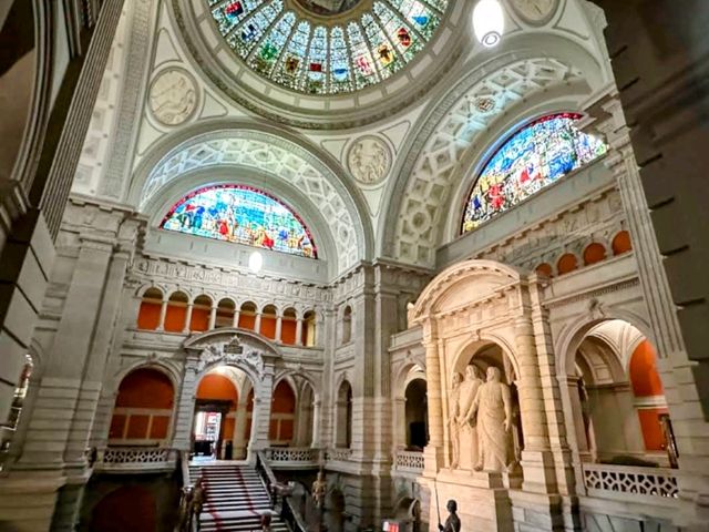 聯邦宮 Bundeshaus，參觀瑞士聯邦政府與議會所在。