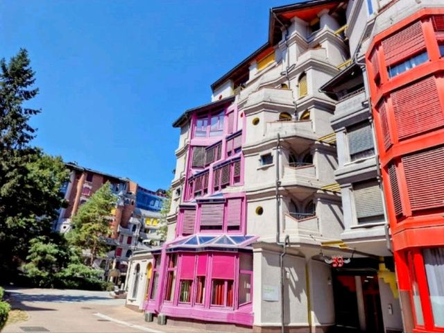 日內瓦 | 瑞士版的高第建築---藍色精靈小屋 Les Schtroumpfs