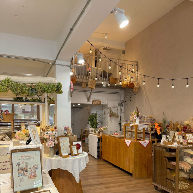 Daisycafebkk 2nd floor cafe (วิภาวดี ซอย 5)