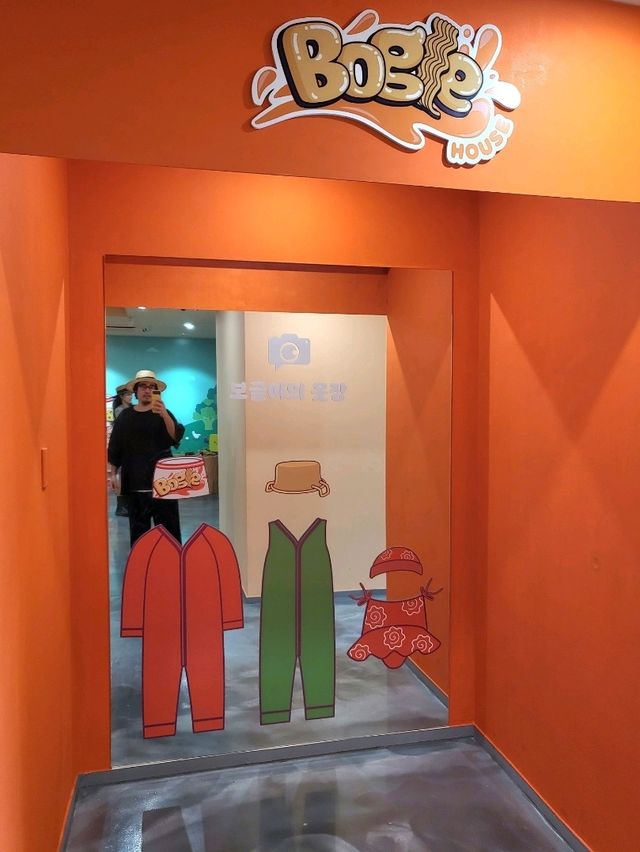 포토존 가득한 무료전시회가 있는 익산아트센터