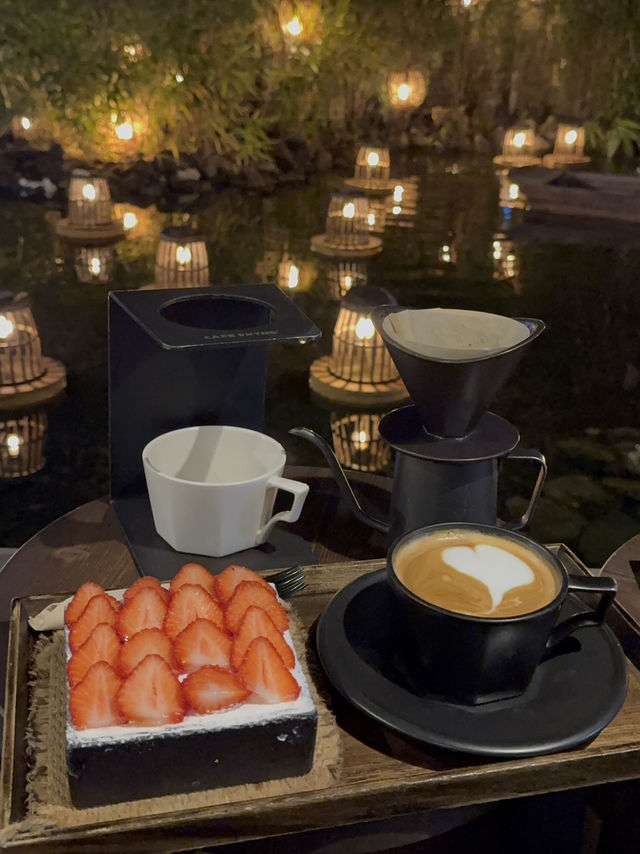 映画の世界に迷い込んだようなカフェ