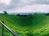 📍Auckland, New Zealand 🇳🇿 奧克蘭，一座可以讓你邊喝咖啡邊登火山、早上看港口帆船、晚上吃移動餐車的城市。✨