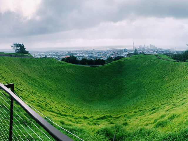 📍Auckland, New Zealand 🇳🇿 奧克蘭，一座可以讓你邊喝咖啡邊登火山、早上看港口帆船、晚上吃移動餐車的城市。✨