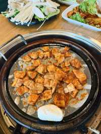 อิ่มอร่อยที่ร้าน Red sun square กลางเมืองลี่เจียง