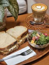 Ban Kheng Cafe: Riverside Reflections & Comfort Bites
