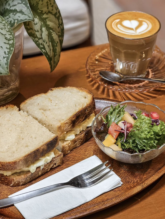 Ban Kheng Cafe: Riverside Reflections & Comfort Bites