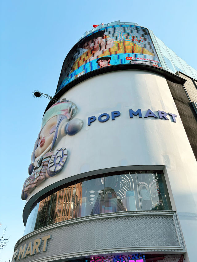 เดินเล่นที่ Pop Mart Nanjing Road