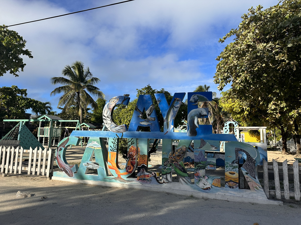 Nằm ngoài khơi bờ biển Bán đảo Yucatan, cách đất liền Belize khoảng 30-50 phút đi taxi nước, ngôi làng đánh cá nhỏ này hiện đã trở thành một điểm đến du lịch nổi tiếng. Bạn có thể trải nghiệm cuộc sống thường nhật thoải mái bằng cách tham quan hòn đảo trên xe golf hoặc xe đạp. Hòn đảo có kích thước khoảng 5 dặm x 1 dặm, và ở phía bắc có một tuyến đường thủy gọi là "Split", là điểm khởi đầu cho các chuyến đi bộ buổi tối và lặn biển. ⸻

📍【Vị trí/Tiếp cận】
Tàu thủy từ đất liền Belize: 30-50 phút (qua Thành phố Belize) ￼
Một hòn đảo nhỏ có kích thước khoảng 1km x 8km, bạn có thể đi bộ, đi xe đạp hoặc xe điện ￼

🕰【Thời gian lưu trú ước tính】
1-3 đêm là vừa đủ, nhưng nếu bạn muốn tận hưởng "Split", lặn biển và thời gian trên bãi biển, chúng tôi khuyên bạn nên ở lại vài đêm

⸻

✨【Điểm đến được đề xuất】
Bạn có thể dễ dàng lặn biển và vui chơi dưới nước trong đầm phá trong vắt được bao quanh bởi thiên nhiên
"Split" trong vắt và là địa điểm chụp ảnh tuyệt vời ◎
Hòn đảo có bầu không khí thoải mái và thư giãn với một cốc bia trên tay tại quầy bar trên bãi biển là tuyệt nhất

🎒【Mẹo】
Thuê xe điện hoặc xe đạp để tăng phạm vi chuyển động của bạn
Mang theo thiết bị lặn biển và đồ ăn nhẹ và tận hưởng theo tốc độ của riêng bạn ◎
Buổi sáng và buổi tối rất yên tĩnh, và chụp được những bức ảnh tuyệt đẹp. Đừng bỏ lỡ giờ vui vẻ tại quầy bar trên bãi biển.

⸻

#CayeCaulker #Belize
#Đảo CayeCaulker

#Chuyến đi hoàn toàn miễn phí