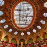 知の殿堂！フランス国立図書館の壮大な空間
