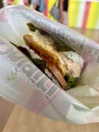 【大阪・関西空港】寿司職人が手がける、ワンハンドの“和”バーガー「Onigiri Burger 関西国際空港本店」