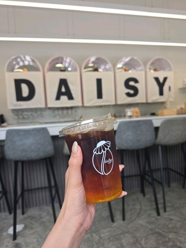 Daisy Cafe ถนนเทพรักษ์ คาเฟ่สไตล์มินิมอล