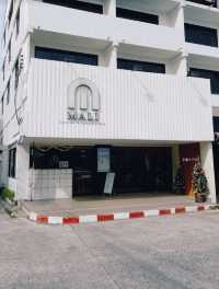 Mali Cat Cafe เป็นคาเฟ่แมวที่อยู่ตรงข้าม ม.บูรพา
