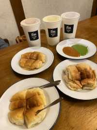 ติ๋มนมสด ประตูผี – ชิลล์กับขนมปังปิ้งเตาถ่าน