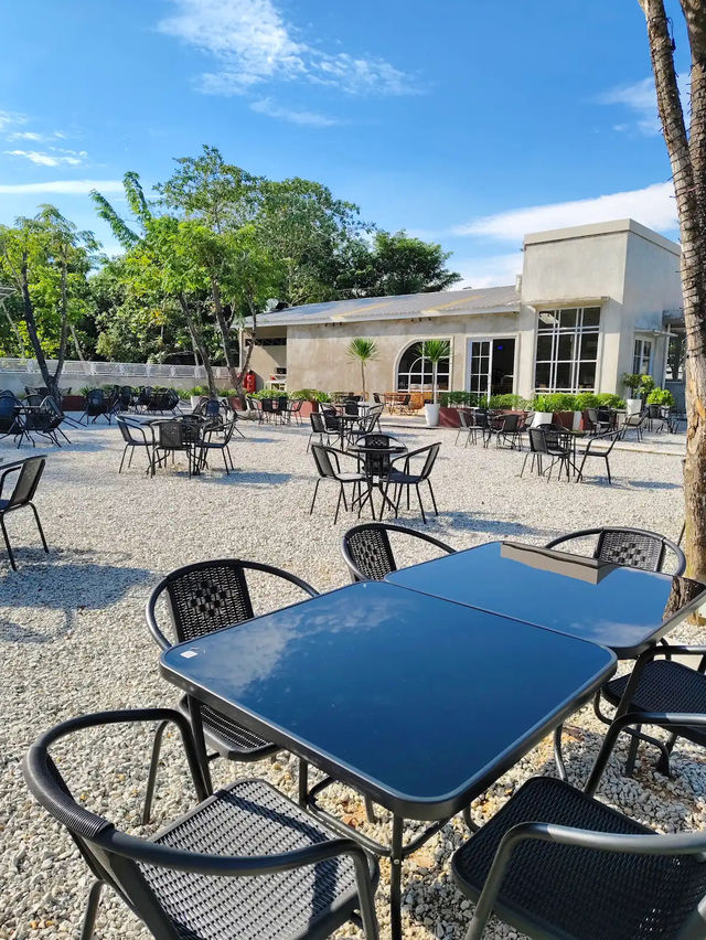 Moora Eatery: Batam’s Lakeside Flavor Haven